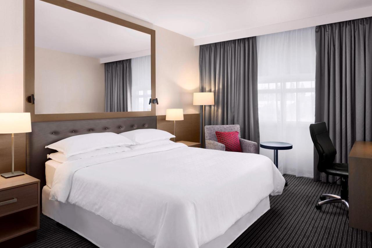 Sheraton Heathrow Hotel Hillingdon Exterior foto